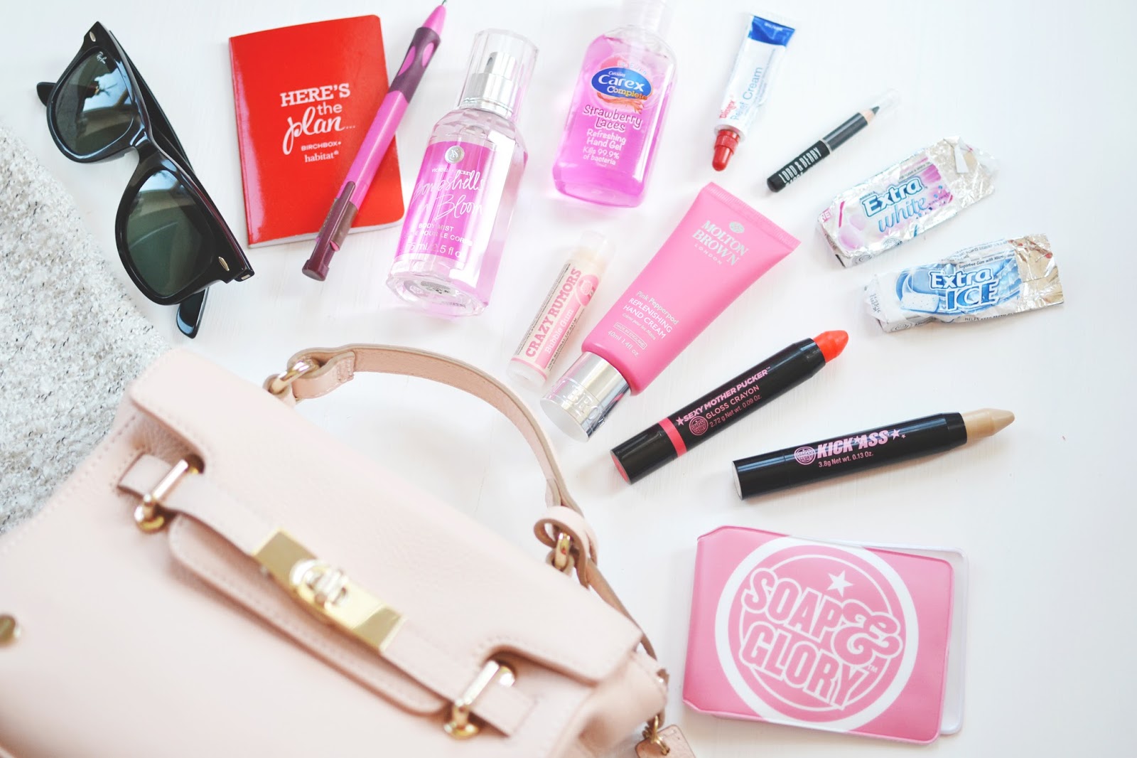 What's in my bag Fashion blogger's what's in my bag